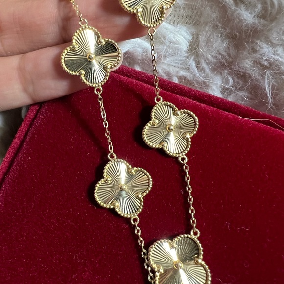 Elegant Gold Flower Bracelet - Picture 4 of 16